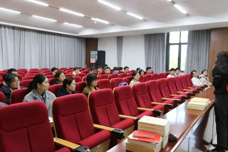 发展党员认真聆听金老师讲话.jpg